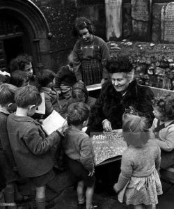 MEMBEDAH PEMIKIRAN MARIA MONTESSORI PADA PENDIDIKAN ANAK USIA DINI