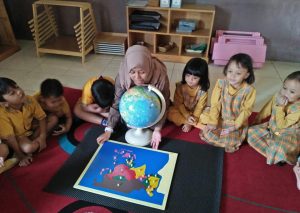 Belajar Geografi ala Montessori di TK Awliya