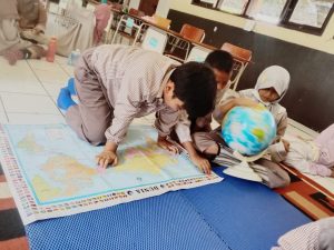 Pelajaran Geografi ala Montessori SD